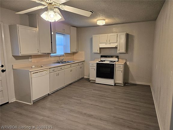 4th image of 701 E Shawntel Smith Blvd