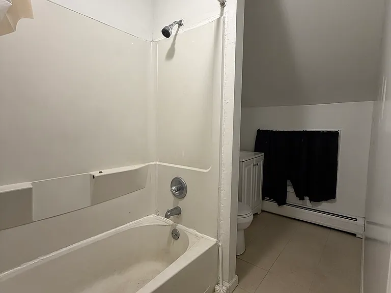bathroom (2nd floor)