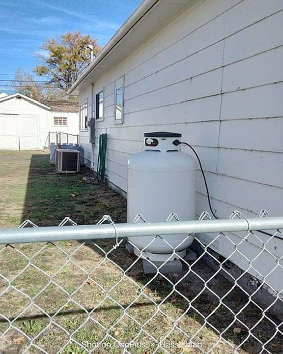 2nd image of 324 Broadway Ave N