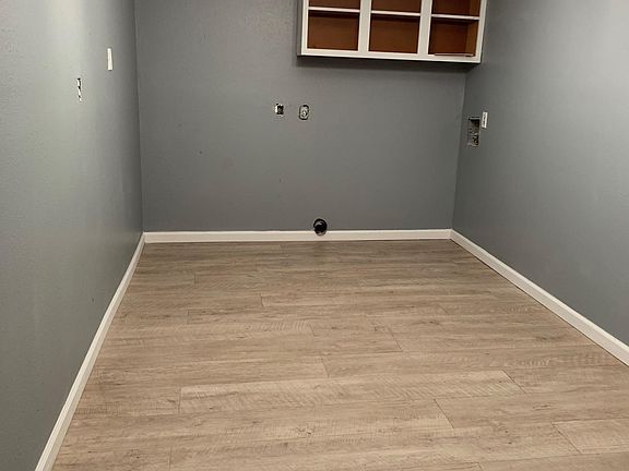 Breakfast area/washer and dryer connections