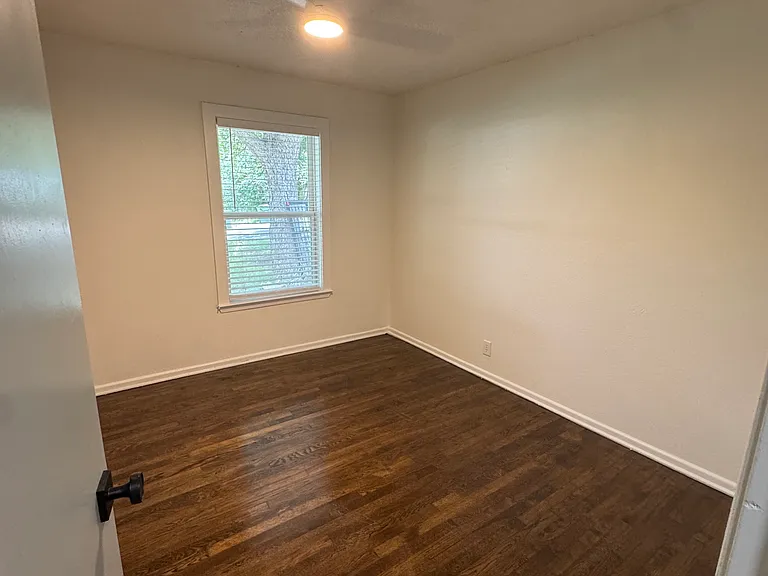 409 Sarah St — Photo 3