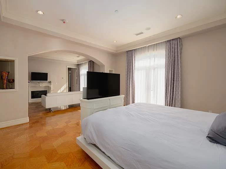 18047 Karen Dr — Photo 32