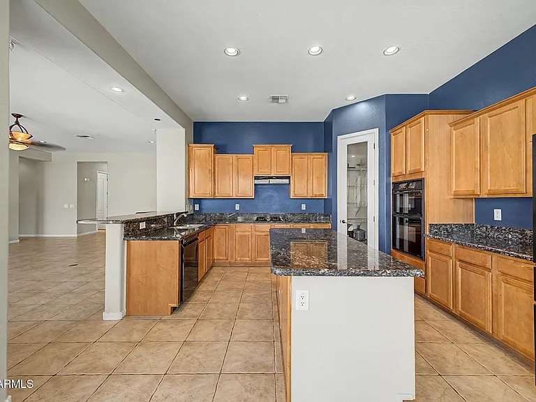 1902 E Desert Ln — Photo 15