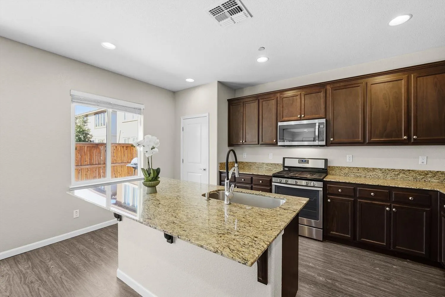 3 bed, 2.5 bath, 2000 sqft, $3,395 — Photo 4