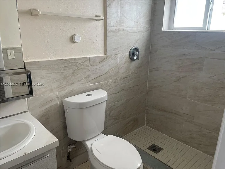 825 SW 9th St #1 — Photo 9