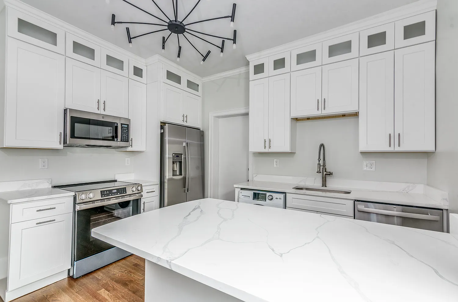 2 bed, 9999 sqft, $3,850 — Photo 1