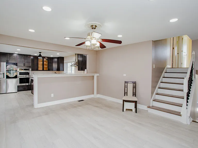 720 Durham Ln — Photo 5
