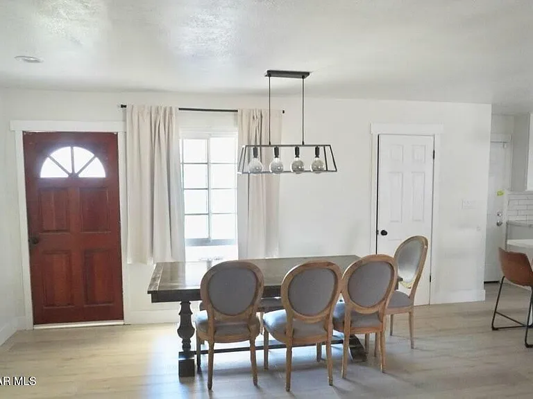 2301 Mono St — Photo 2