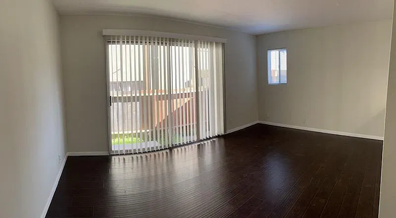 498 Lincoln Cir — Photo 2