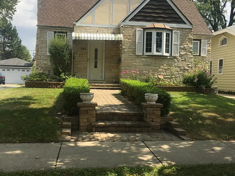 909 Mason Ln — Photo 2