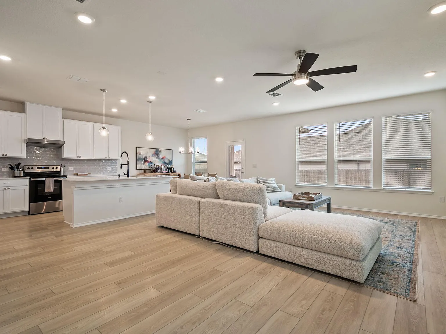5 bed, 3.0 bath, 2578 sqft, $3,000 — Photo 2