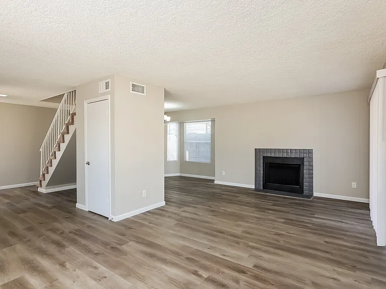 1420 E Topeka Dr — Photo 7