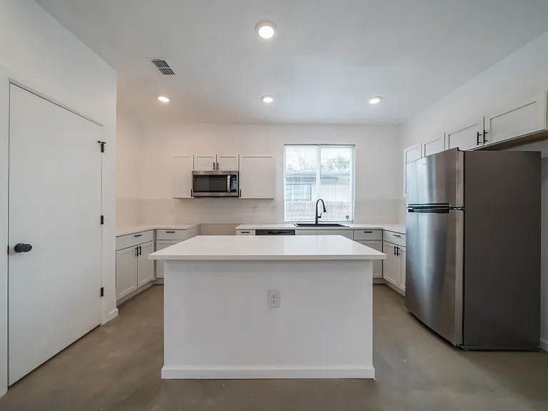 1005 Essex St — Photo 11
