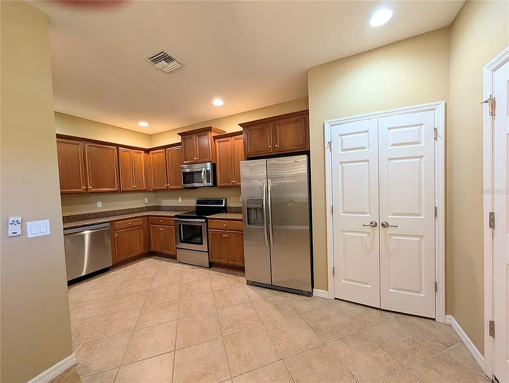 3 bed, 2.5 bath, 1993 sqft, $2,200 — Photo 3