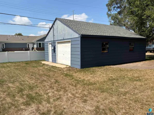 609 E Hermosa Dr, Sioux Falls, SD 57104