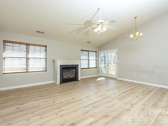 3rd image of 115 Creeks End Cir