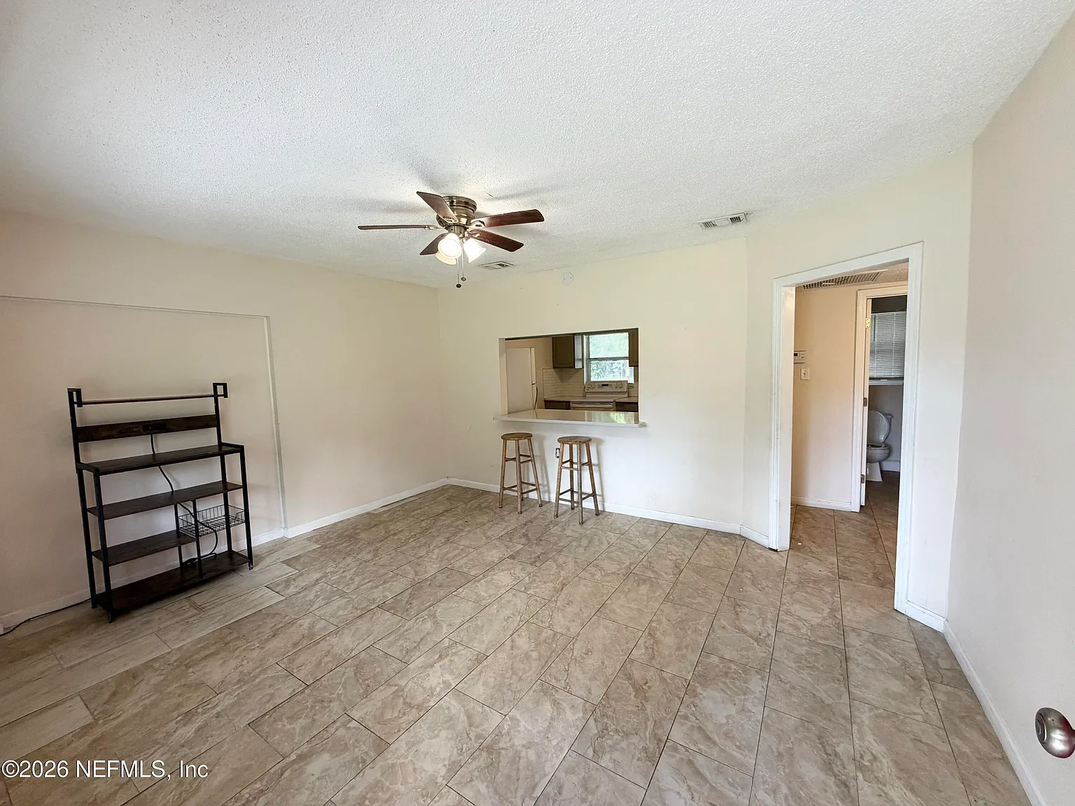 2 bed, 1.0 bath, 700 sqft, $1,200 — Photo 2