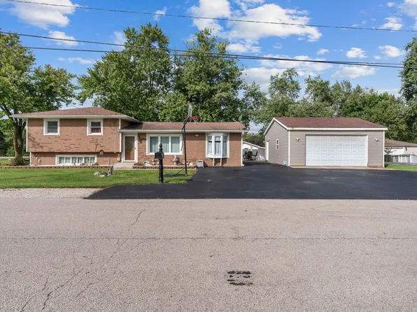 960 Becker Rd, Aurora, IL 60505