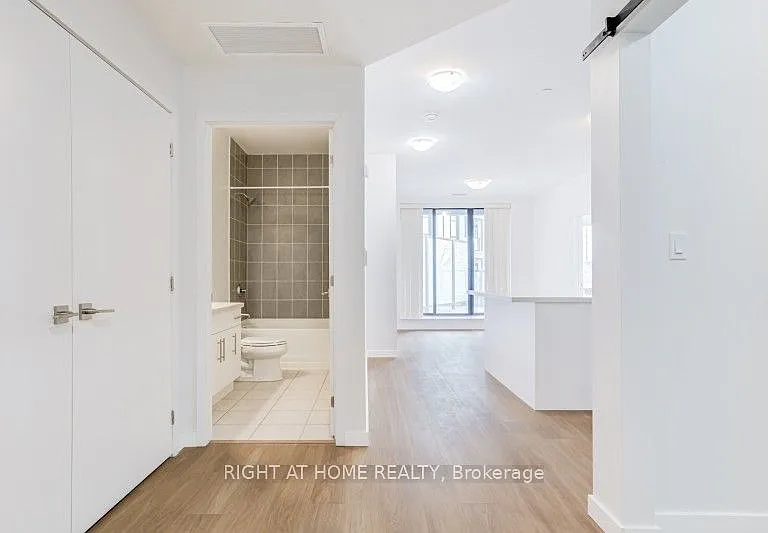 690 King St W #218 — Photo 14