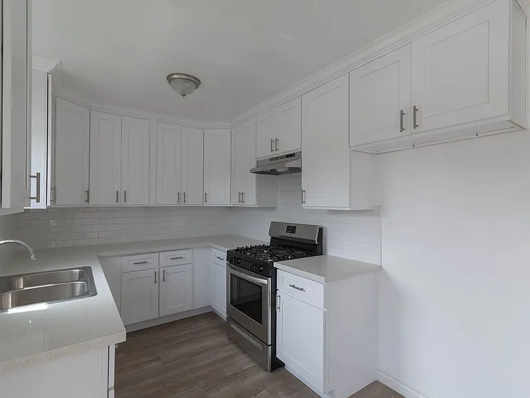 Sepulveda Apartments — Photo 2