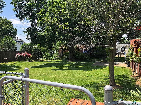 3rd image of 832 Pine St