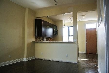 2nd image of 651 W Armitage Ave