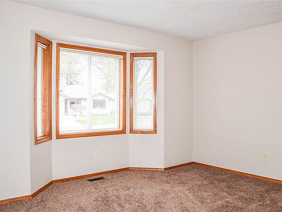 5th image of 6308 N Royal Cres