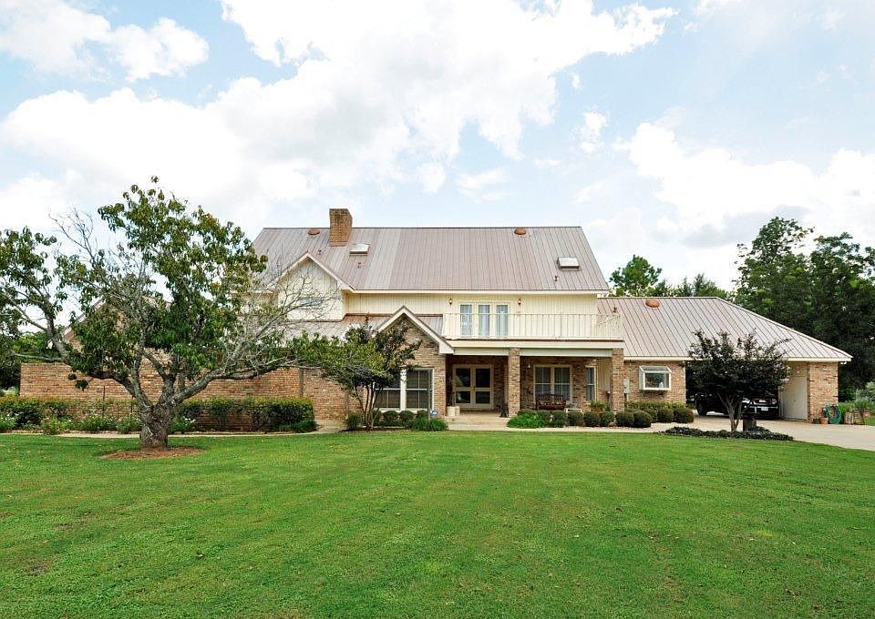 This is a view of the rear of the home. Lots of wide open space and room for your family to spread out.