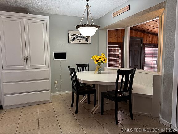 5th image of 504 W Utica Pl