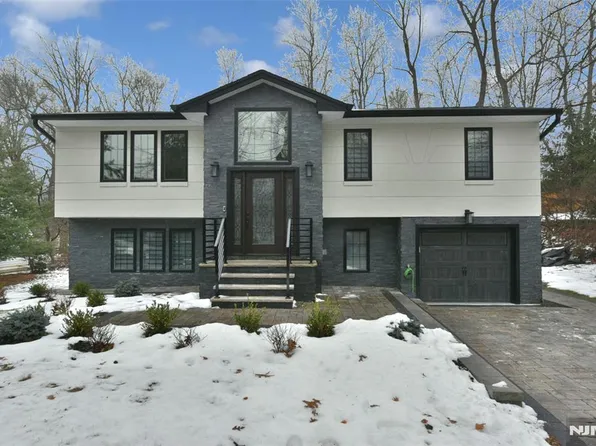 12 Parker Pl, Upper Saddle River, NJ 07458