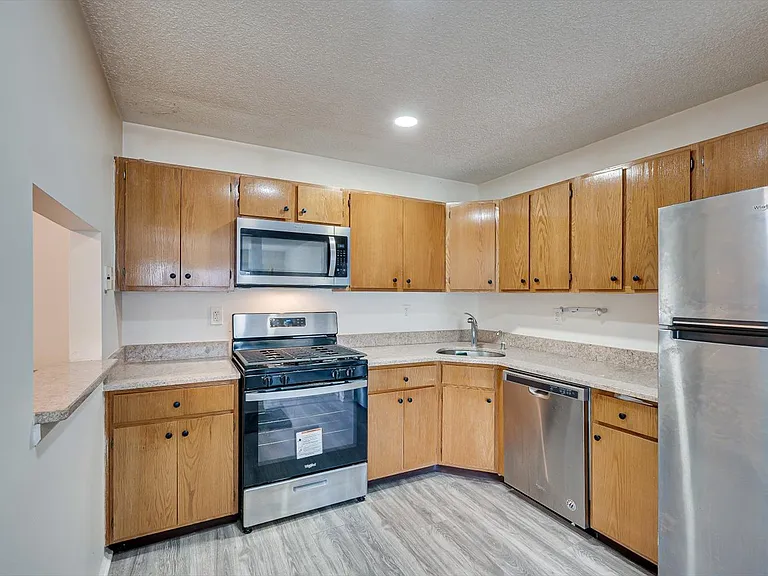 409 Lancaster Ct — Photo 4
