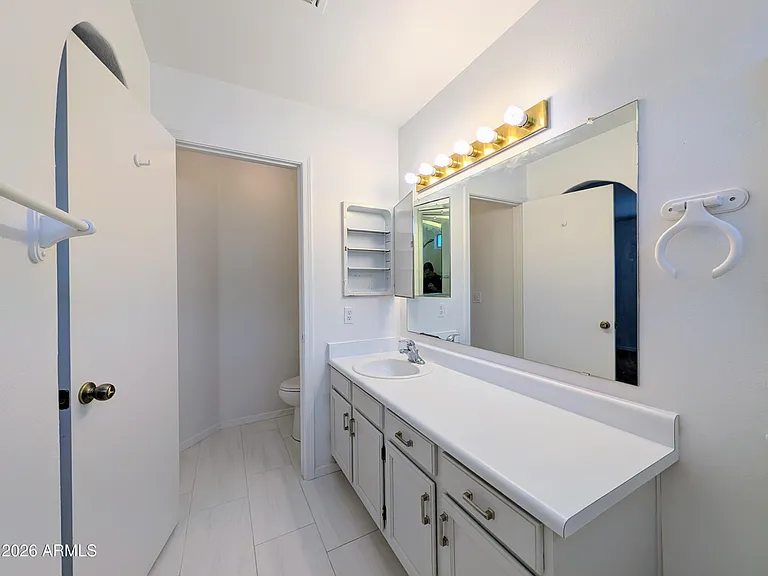 2824 W Angela Dr — Photo 36