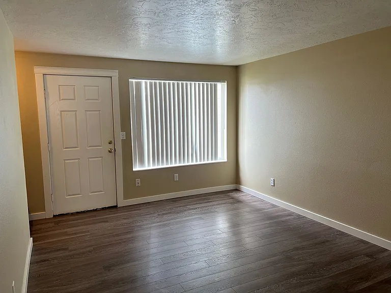 410 SW Fall St — Photo 17