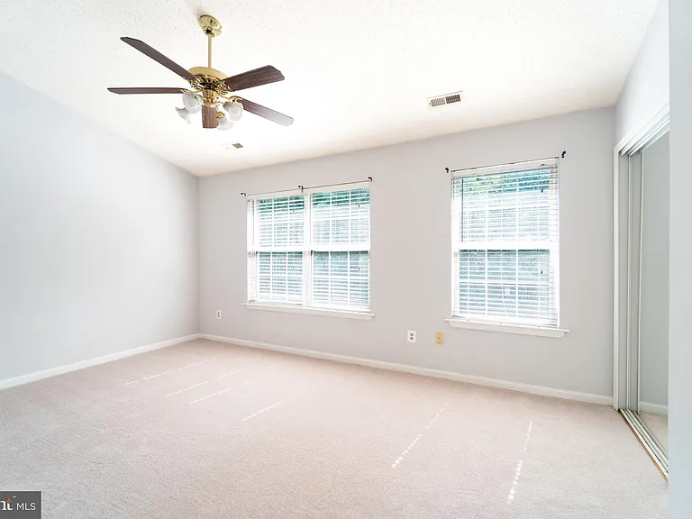 413 Lakeview Ct — Photo 36