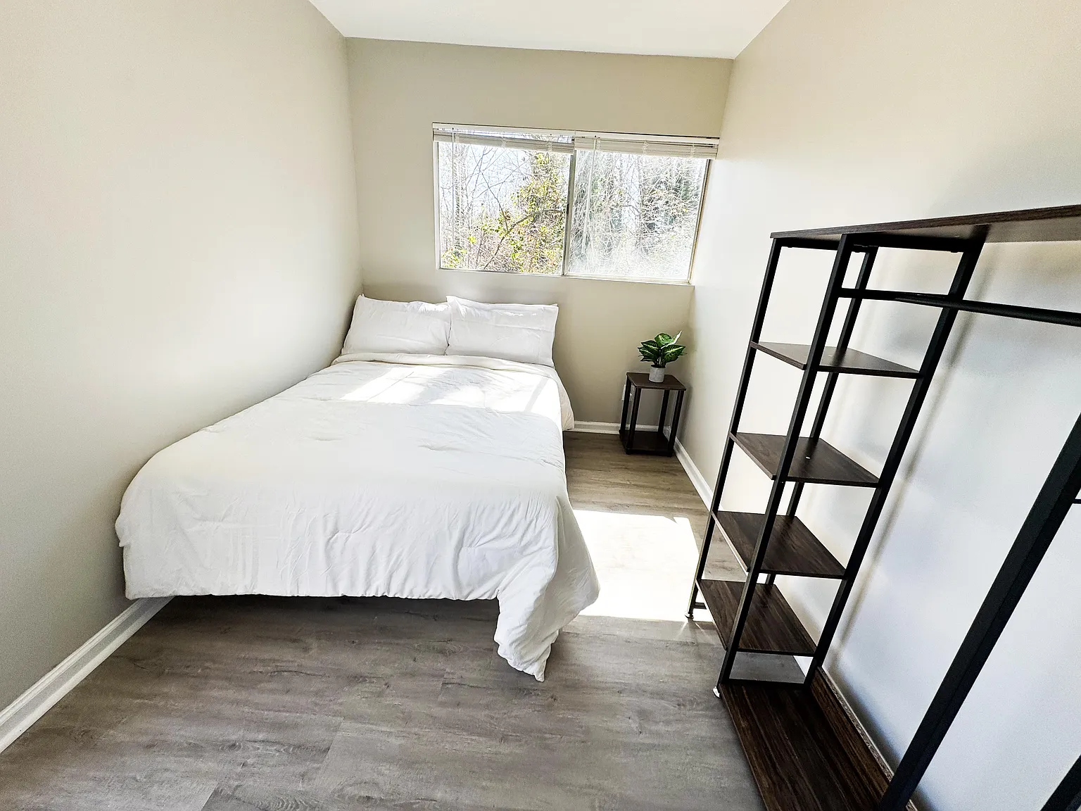 4 bed, 3.0 bath, 2100 sqft, $706 — Photo 2