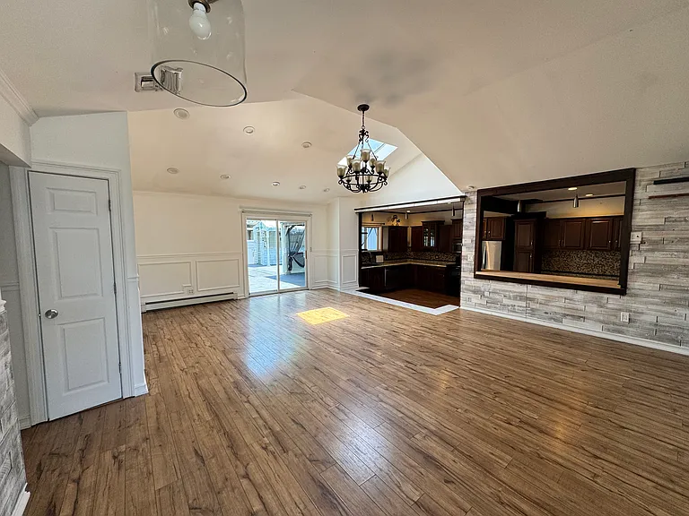 143 N Summit Ave — Photo 2