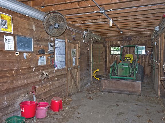 5th image of 16 Filmore Ln