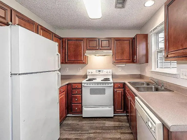2 bed, 1034 sqft, $1,695 — Photo 4