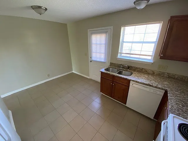 626 Castlegate Dr — Photo 7