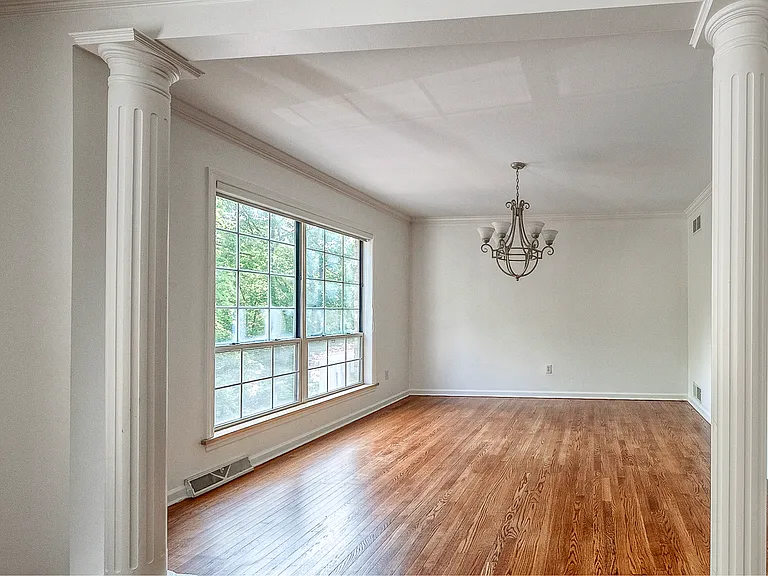 618 Essex Ct — Photo 14