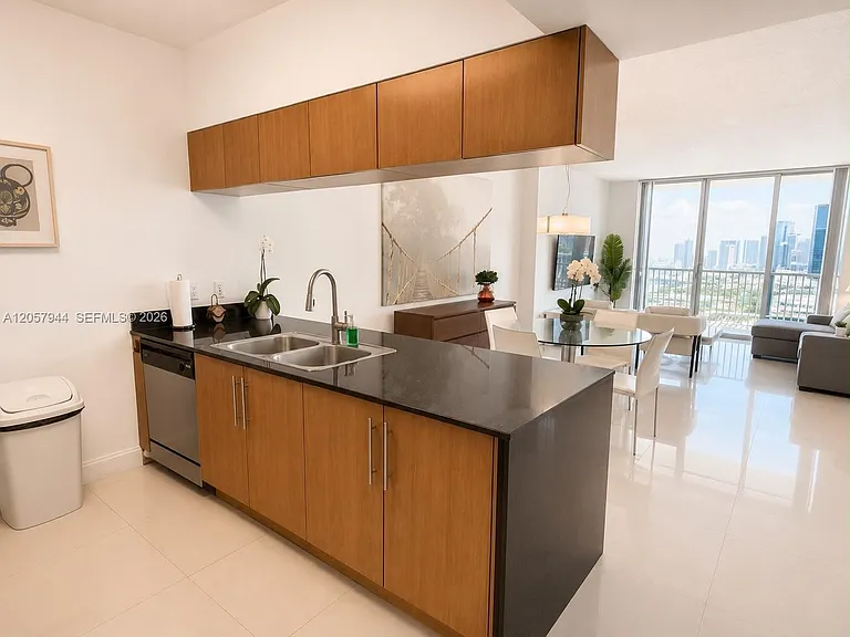 1750 N Bayshore Dr #3010 — Photo 2