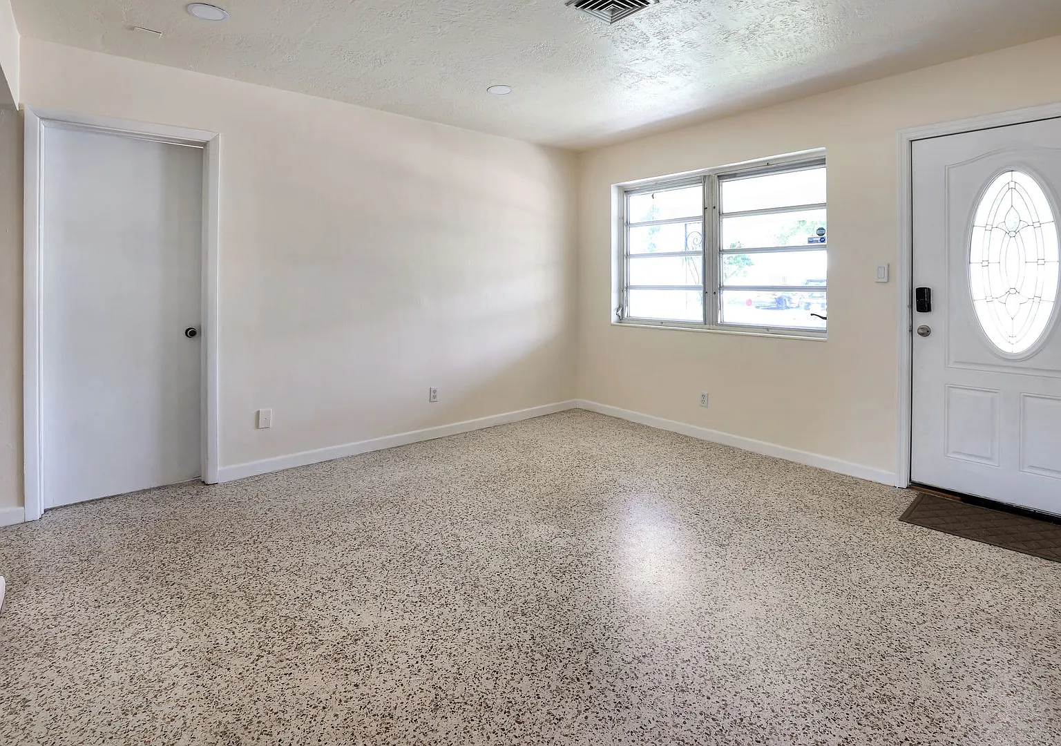 Pet-Friendly 4 Bedroom Home with Fenced Backyard in Central Sarasota! — Photo 4