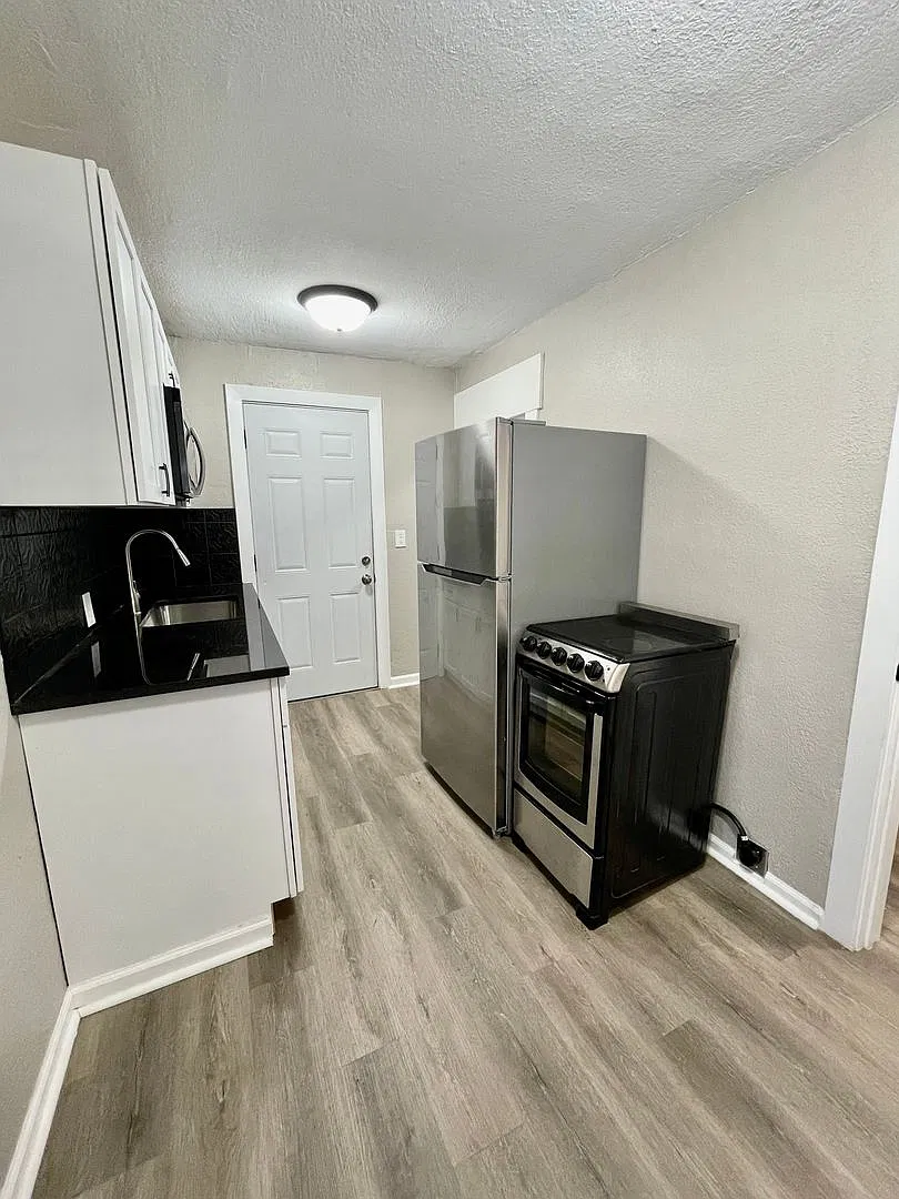 Remodeled Studio HOUSE with Fence and Garage — Photo 4