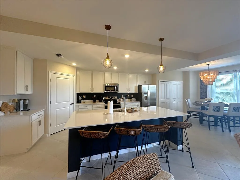 2 bed, 2.0 bath, 1366 sqft, $6,000 — Photo 3