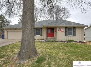 708 Crest Dr, Papillion, NE 68046