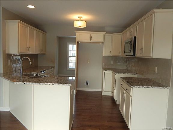 5th image of 2334 Agassiz Dr