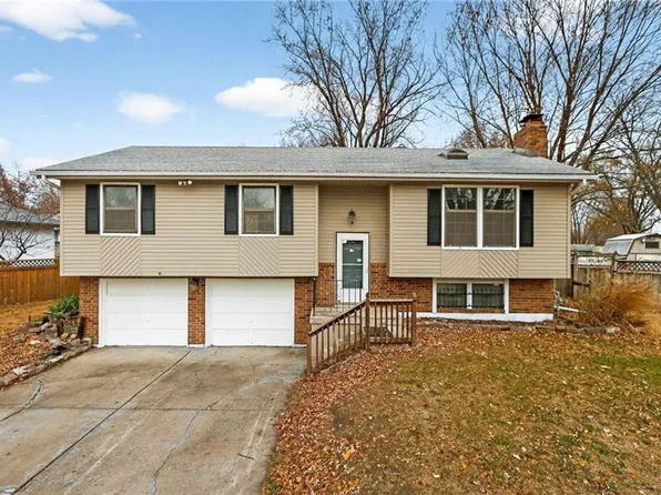 13501 Park Hills Dr, Grandview, MO 64030