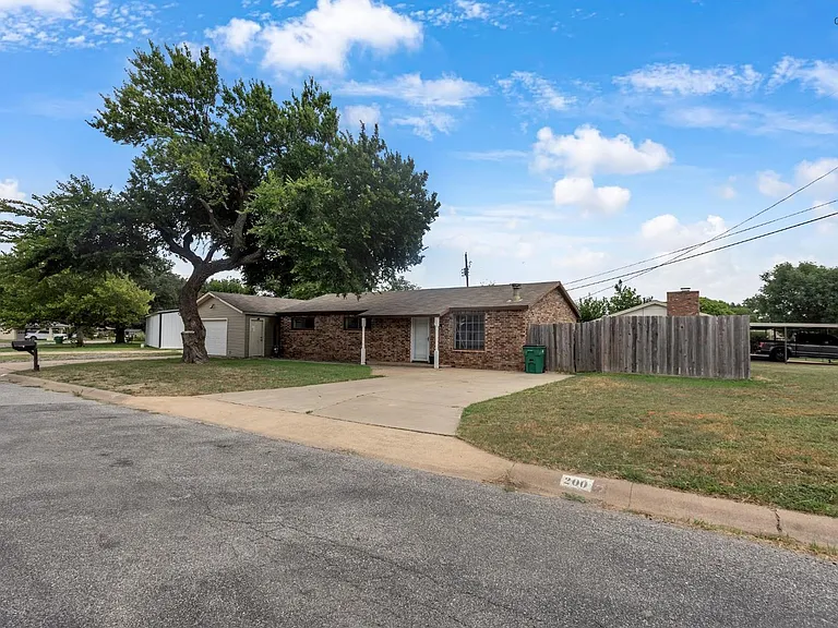 200 Linden St — Photo 4