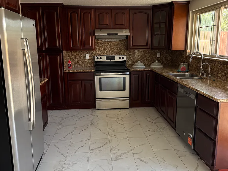 1573 Redfield Ct — Photo 10