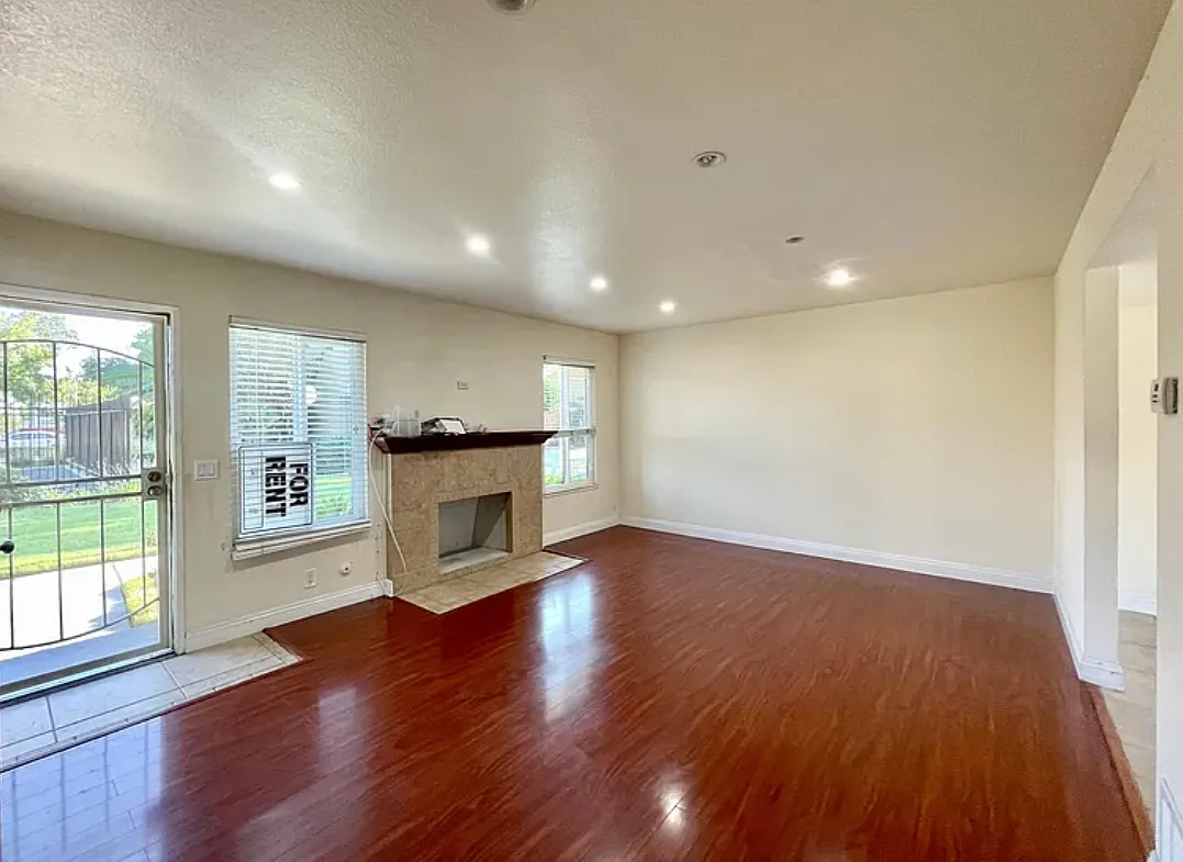 Sussex Cir, Garden Grove — Photo 2